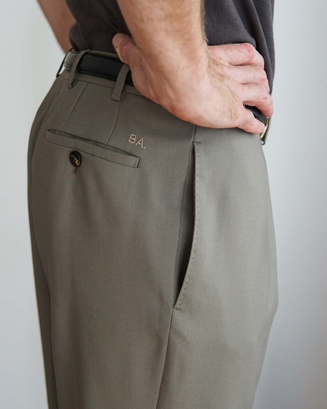 PANTALON TAUPE DOUBLE PINCES (PRE-COMMANDE)